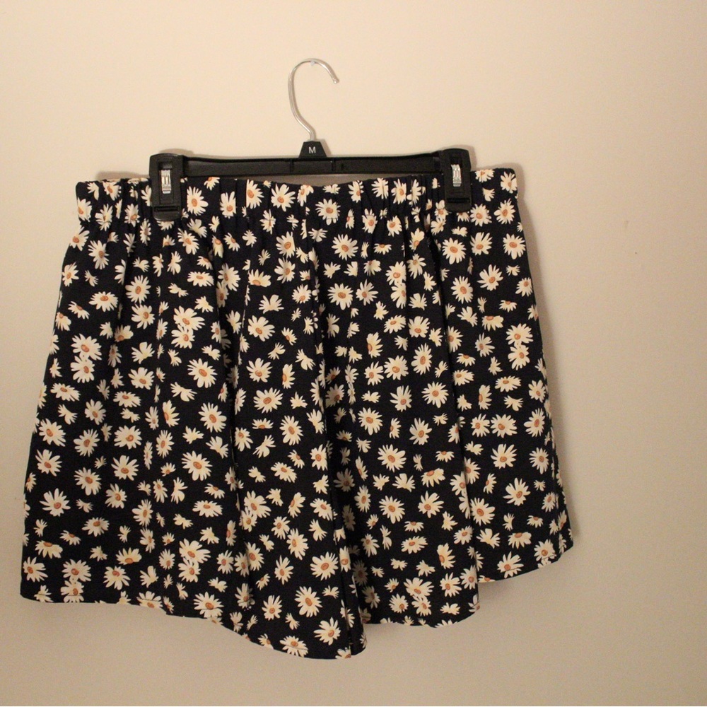 SHEIN VCAY Plus Daisy Print Wide Leg Shorts - Picture 4 of 7